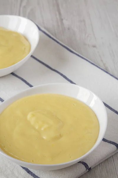 Zelfgemaakte vanille custard pudding in witte kommen, lage hoek uitzicht. — Stockfoto