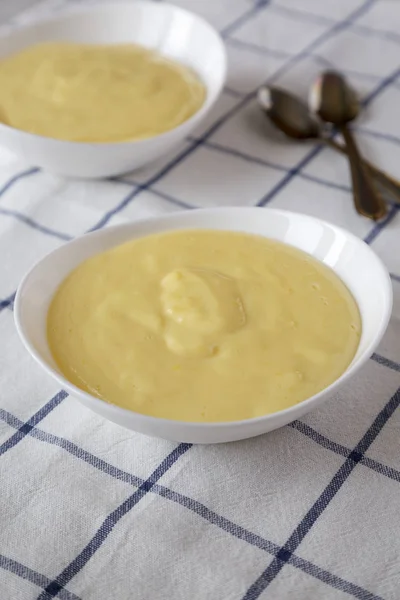 Pudín casero de crema de vainilla, vista lateral. Primer plano . — Foto de Stock