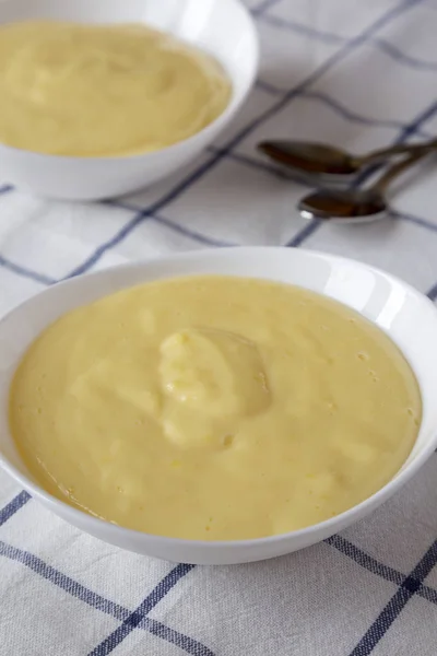 Zelfgemaakte vanille custard pudding, zijaanzicht. Close-up. — Stockfoto