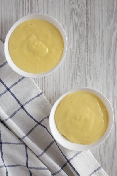 Hemlagad vaniljsås pudding i vitt skålar, uppifrån. Overh — Stockfoto