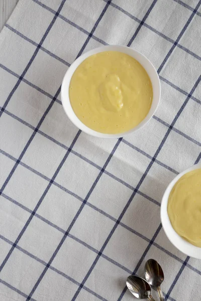 Puding puding vanili buatan sendiri, pemandangan atas. Tampilan atas, dari — Stok Foto