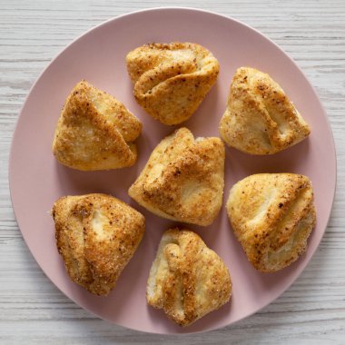 Beyaz ahşap üzerinde pembe plaka üzerinde ev pişmiş süzme peynir bisküvi