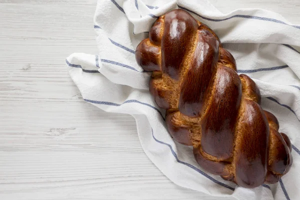 Domowy żydowski chleb challah na białym tle drewnianym, Góra — Zdjęcie stockowe