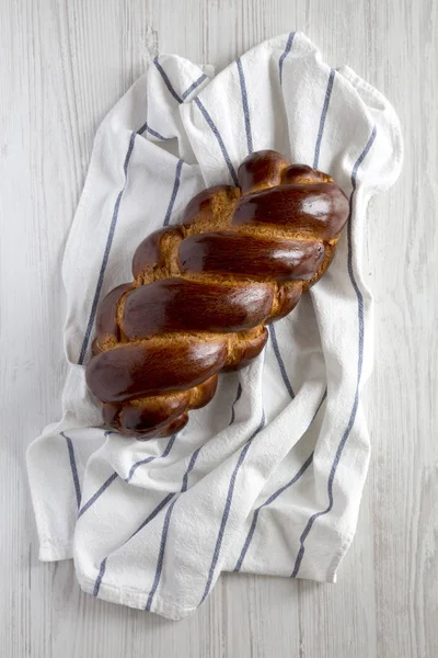 Domowy żydowski chleb challah na tkaninie, widok z góry. Z góry, OV — Zdjęcie stockowe