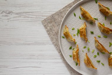 Bir tabakta ev yapımı Japon gyoza, üst görünümü. Tepede, abo'dan