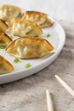 Bir tabakta ev yapımı gyoza, yan görünüm. Close.