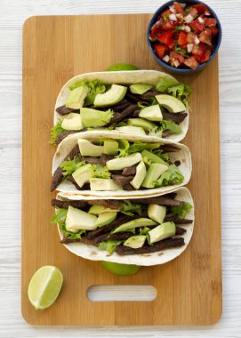 Izgara sığır eti, avokado, kireç ve salsa ile Mısır tortilla b