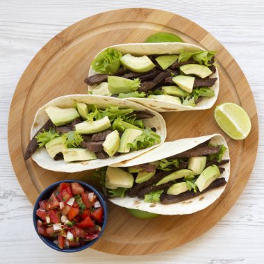 Havai görünümü, Mısır ekmeği ızgara biftek, avokado, kireç ile bir