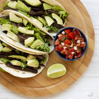 Üst görünüm, ızgara sığır eti ile mısır tortilla, avokado, kireç ve sa