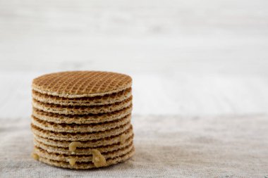 Bal karamel dolum ile ev yapımı Hollandalı stroopwafels yığını,