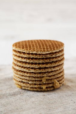 Bal karamel dolum ile ev yapımı Hollandalı stroopwafels yığını,