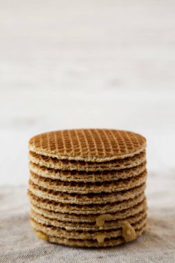 Bal karamel dolum ile ev yapımı Hollandalı stroopwafels yığını 