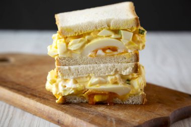 Rustik ahşap boa kahvaltı için ev yapımı yumurta salatası sandviç