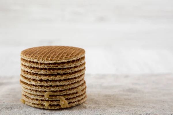 Házi készítésű holland stroopwafels halom mézes-karamell tölteléket, — Stock Fotó