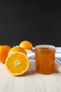 Cam bir kavanozda ev yapımı portakal reçeli, yan görünüm. Closeup.