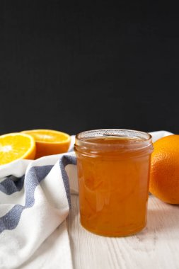 Cam bir kavanozda ev yapımı portakal reçeli, yan görünüm. Close.