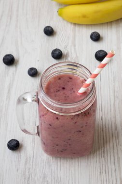 Muz, siyah frenk üzümü, kok yapılmış berry smoothie ile Cam kavanoz