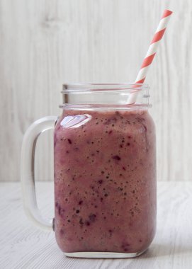 Muz, siyah frenk üzümü, kok yapılmış berry smoothie ile Cam kavanoz