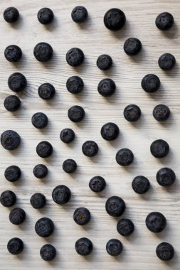 Beyaz ahşap yüzeyde yaban mersini. Düz yatıyordu, havai, 