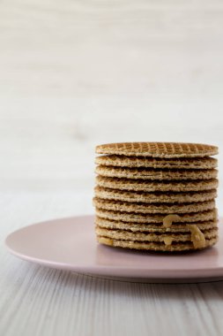 Bal karamel dolum ile ev yapımı Hollandalı stroopwafels yığını 