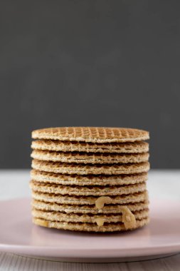 Bal karamel dolum ile ev yapımı Hollandalı stroopwafels yığını 