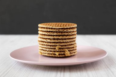 Bal karamel dolum ile ev yapımı Hollandalı stroopwafels yığını 