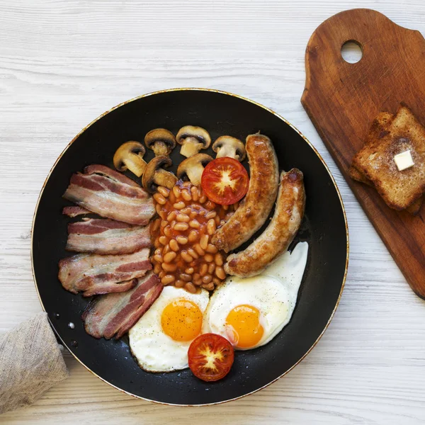 Αγγλικό πρωινό σε τηγάνι με τηγανητά αυγά, μπέικον, φασόλια, Σοσάσι — Φωτογραφία Αρχείου