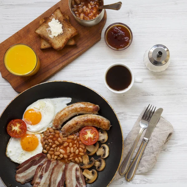 Café da manhã inglês completo em uma panela com ovos fritos, bacon, feijão, s — Fotografia de Stock