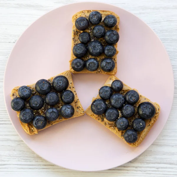 Bir fıstık ezmesi, yaban mersini ve chia tohumu ile Vegan tost