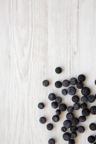 Blåbär på vit trä bakgrund, uppifrån. Flat Lay, OV — Stockfoto