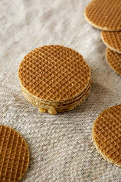 Leckere holländische Stroopwafel mit Honig-Karamell-Füllung auf — Stockfoto