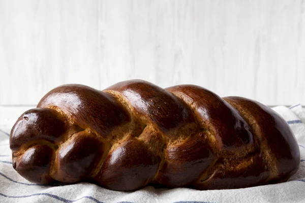 Domowy żydowski chleb challah na białym tle drewnianym, boczne — Zdjęcie stockowe