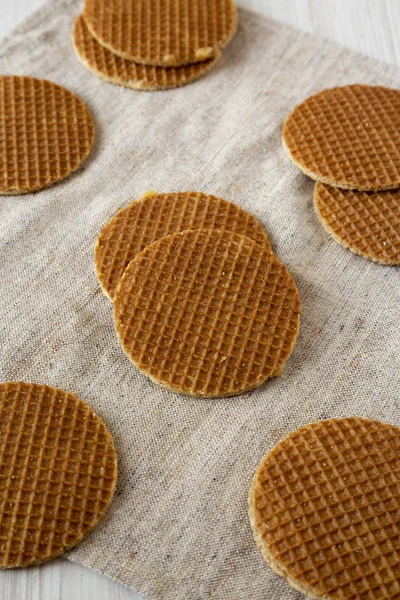 Ízletes Házi Holland Stroopwafels Mézkaramell Töltelék Ruhával Alacsony Látószögű Nézet — Stock Fotó