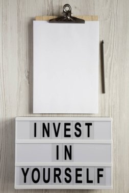 'Sen tek limit' kelimeleri ile Modern kurulu, pano zekâ