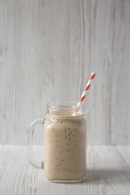 Cam kavanoz kupa muz, kivi, elma smoothie, yan vie ile dolu