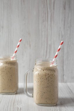 Muz, kivi, elma smoothie, yan vi dolu cam kavanoz kupalar