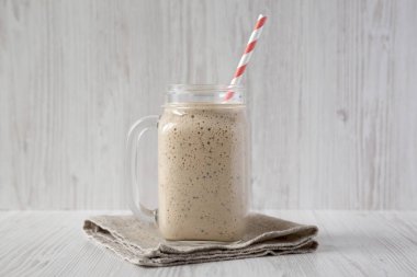 Muz, kivi, elma ve chia tohumu ile dolu cam kavanoz kupalar, s