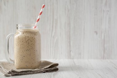 Cam kavanoz kupa muz, kivi, elma smoothie, yan vie ile dolu