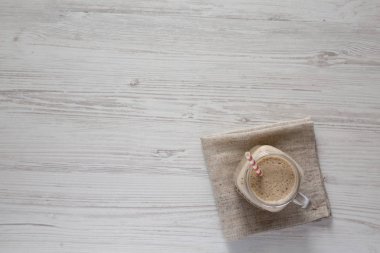 Muz, kivi, elma ve chia tohumu ile ev yapımı smoothie bir g