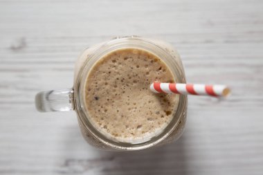 Cam kavanoz muz, kivi, beyaz wo elma smoothie dolu