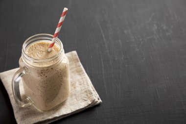 Cam kavanoz muz, kivi, elma smoothie siyah b dolu