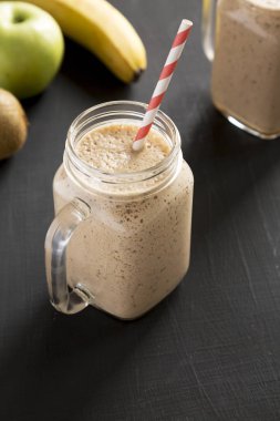 Cam kavanoz muz, kivi, elma smoothie siyah b dolu