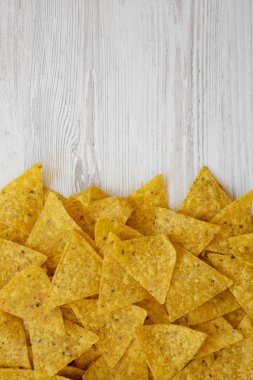 Beyaz ahşap arka plan üzerinde Tortilla cips, üst görünümü. Meksika f