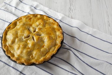 Kumaş üzerine ev yapımı elmalı turta, yan görünüm. Kopyalama alanı.