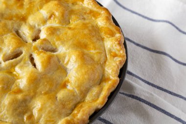 Kumaş üzerine ev yapımı elmalı turta, yan görünüm. Metin için alan.