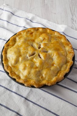 Kumaş üzerine ev yapımı elmalı turta, düşük açı görünümü. Close.