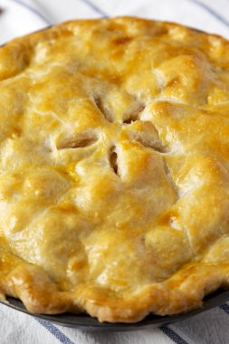 Kumaş üzerine ev yapımı elmalı turta, yakın çekim.