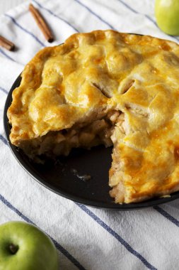 Kumaş üzerine ev yapımı elmalı turta, düşük açı görünümü. Close.