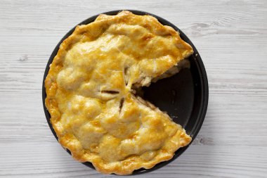 Beyaz ahşap arka plan üzerinde ev yapımı elmalı turta, üst görünümü. Düz 