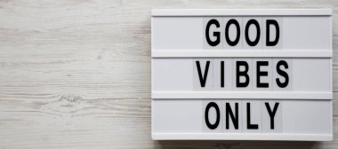 'İyi hisler sadece' kelime beyaz ahşap surfac üzerinde modern yönetim kurulu